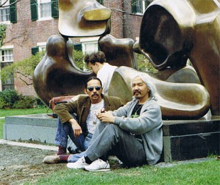 С Хуаном Гонзалесом на фоне скульптуры Генри Мура в Кэмбридже