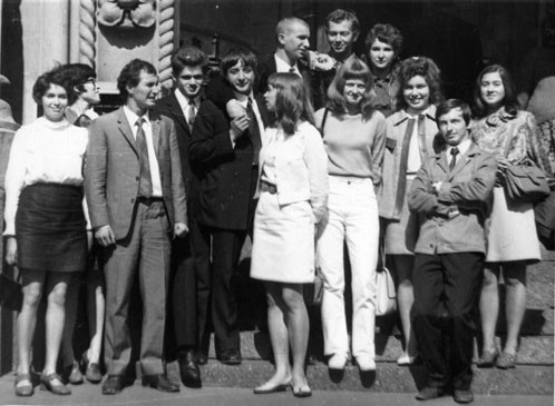 1 сентября 1971 года у входа в Дом дружбы народов на Калининском проспекте: Магазаник Марина, Уразгалиева Наташа, Керимов Магомед, Шерстюк Саша, Мухаметзянов Ринат, Бурыкин Толя, Лясс Наташа, Чайка Женя, Панке Хедвиг, Яблочкова Лера, Юрова Оля, Моргун Дима, Носкова Ира. Фото Тимофеича. 1 сентября 1971 года у входа в Дом дружбы народов на Калининском проспекте: Магазаник Марина, Уразгалиева Наташа, Керимов Магомед, Шерстюк Саша, Мухаметзянов Ринат, Бурыкин Толя, Лясс Наташа, Чайка Женя, Панке Хедвиг, Яблочкова Лера, Юрова Оля, Моргун Дима, Носкова Ира. Фото Тимофеича.