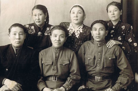 Мои родители и родственники. Отец Какушкин Тимофей Камуевич (внизу в центре), мать Какушкина Мария Григорьевна (вверху справа). Новосибирск. 1945 год Мои родители и родственники. Отец Какушкин Тимофей Камуевич (внизу в центре), мать Какушкина Мария Григорьевна (вверху справа). Новосибирск. 1945 год