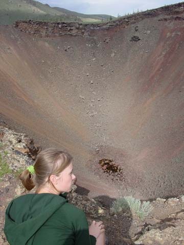 Жерло на дне кратера вулкана Хоргийн-тогоо на глубине 100 метров.
