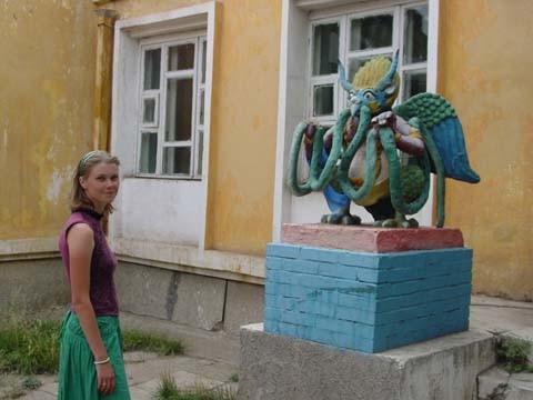 Мифическое существо, охраняющее вход в один из колледжей монастыря Гандан. Мифическое существо, охраняющее вход в один из колледжей монастыря Гандан.