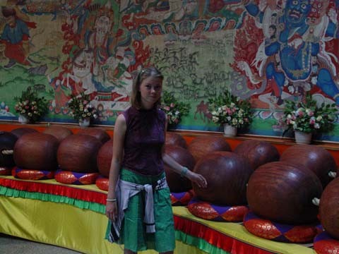 108 гигантских четок вдоль стены круглого зала храма. 108 гигантских четок вдоль стены круглого зала храма.