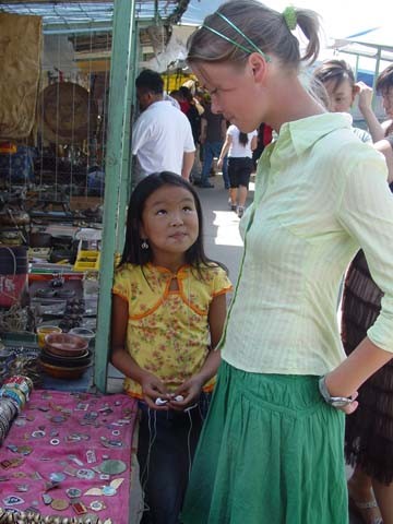 Маленькая незнакомка, владеющая русским языком, помогала нам общаться на рынке с торговцами.