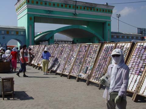 Главный вход на центральный рынок Narantuul в Улан-Баторе. Главный вход на центральный рынок Narantuul в Улан-Баторе.