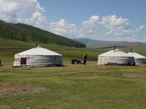 Юрты в монгольской степи.