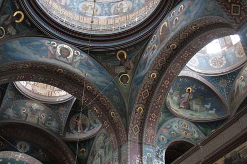 Интерьер Пантелеймоновского собора, расписанный мастерами из Палеха.
