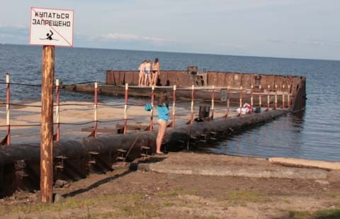 Белозерск. Купание на берегу Белого озера. Белозерск. Купание на берегу Белого озера.