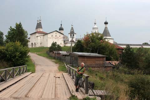 Ферапонтово. Ферапонтов монастырь. Святые ворота с двумя шатровыми надвратными церквами.
