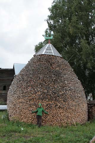 Воскресенский Горицкий монастырь. Поленница, уложенная круглобашенным способом. Воскресенский Горицкий монастырь. Поленница, уложенная круглобашенным способом.