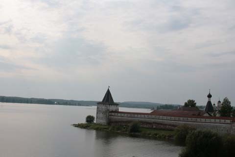 Кириллов. Свиточная башня Кирилло-Белозерского монастыря. Вид на озеро Сиверское.