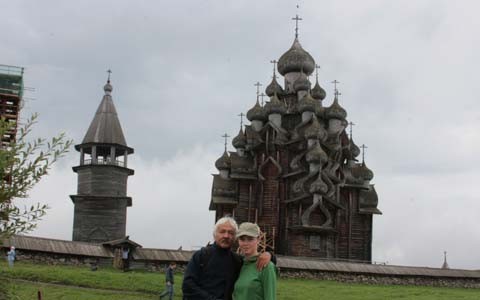 Кижи. 22-главая церковь Преображения Господня и шатровая колокольня. Кижи. 22-главая церковь Преображения Господня и шатровая колокольня.