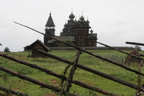 Кижи. Архитектурный ансамбль: Покровская церковь, шатровая колокольня и Преображенская церковь. Кижи. Архитектурный ансамбль: Покровская церковь, шатровая колокольня и Преображенская церковь.