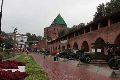 В Нижегородском Кремле поставили отечественную военную технику времен второй мировой войны. В Нижегородском Кремле поставили отечественную военную технику времен второй мировой войны.