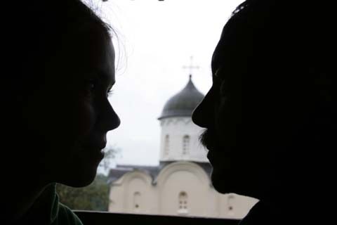 Старая Ладога. Профили на фоне церкви святого Георгия в Староладожской крепости. Старая Ладога. Профили на фоне церкви святого Георгия в Староладожской крепости.
