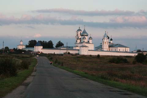 Переяславль-Залесский. Никитский монастырь. Раньше купола были крыты лемехом. Переяславль-Залесский. Никитский монастырь. Раньше купола были крыты лемехом.