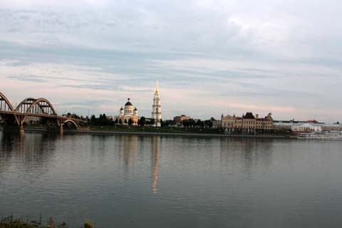 Рыбинск. Спасо-Преображенский собор (высота колокольни 94 м). Рыбинск. Спасо-Преображенский собор (высота колокольни 94 м).