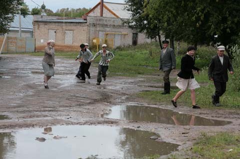 Торжок. Съемки фильма. Момент объявления войны. Все в панике должны разбежаться. Торжок. Съемки фильма. Момент объявления войны. Все в панике должны разбежаться.
