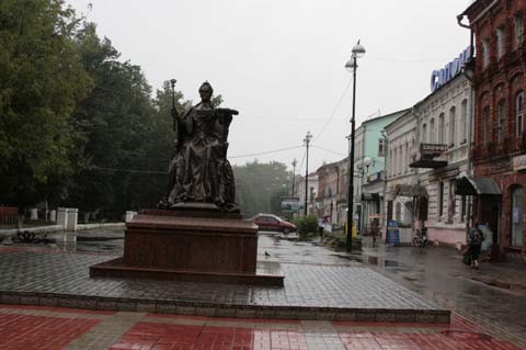 Вышний Волочёк. Памятник Екатерине Второй на Ванчаковой линии. Скульптор Юрий Злотя. Вышний Волочёк. Памятник Екатерине Второй на Ванчаковой линии. Скульптор Юрий Злотя.