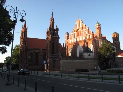 Вильнюс. Костел Святой Анны (16 век) и церковь при монастыре бернардинцев.