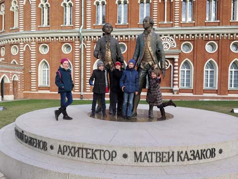 Памятник архитекторам Василию Баженову и Матвею Казакову. Музей-заповедник «Царицыно». Москва Памятник архитекторам Василию Баженову и Матвею Казакову. Музей-заповедник «Царицыно». Москва