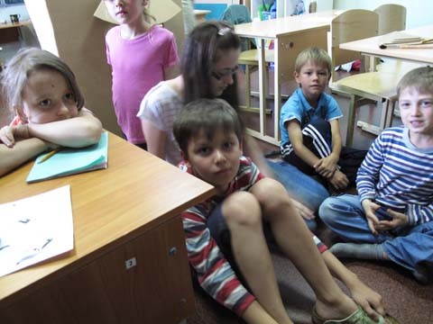 Подвижные тела детей, ещё до конца не испорченные школьной мебелью, требуют большего разнообразия поз. В Эвристической образовательной среде применяется иная эргономика в рабработке дизайна образовательного пространства, включая мебель, одежду, дидактику, инструменты и прочее. Подвижные тела детей, ещё до конца не испорченные школьной мебелью, требуют большего разнообразия поз. В Эвристической образовательной среде применяется иная эргономика в рабработке дизайна образовательного пространства, включая мебель, одежду, дидактику, инструменты и прочее.